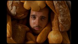 imagen del cantautor Chicarro rodeado de pan