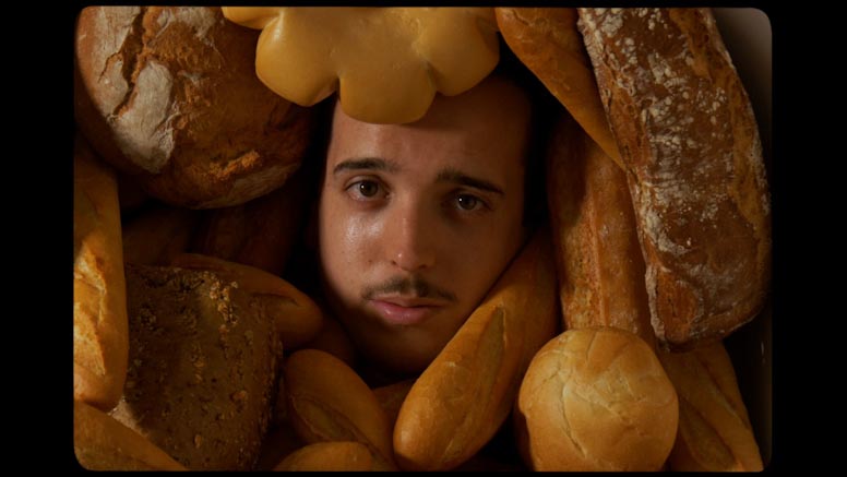 imagen del cantautor Chicarro rodeado de pan