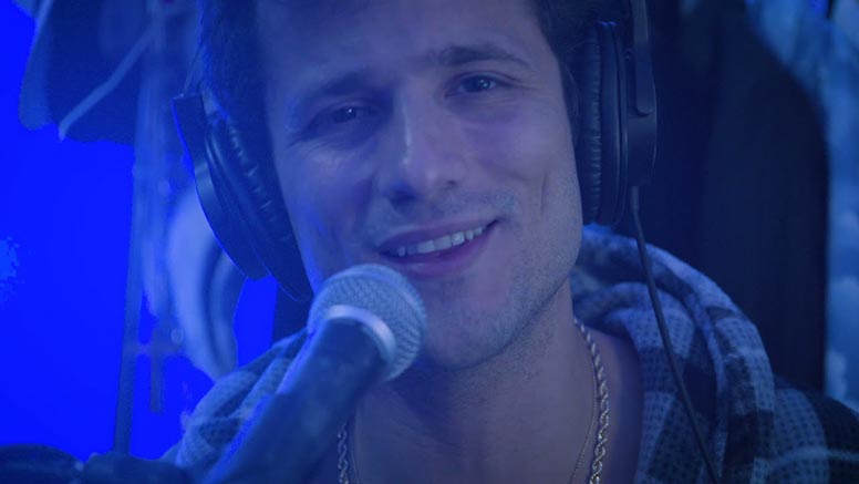 frame del videoclip del tema Lo del Virus de Chucho Canela