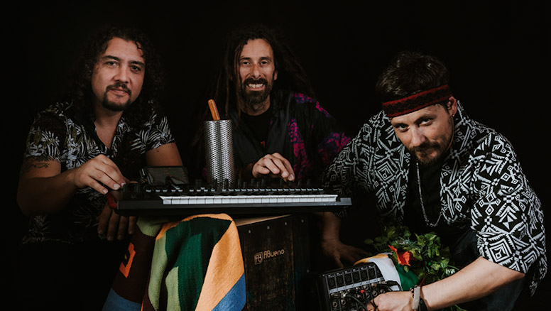 Sonido internacional los tres miebros de la banda posando